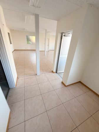 富塚町貸店舗事務所の内装