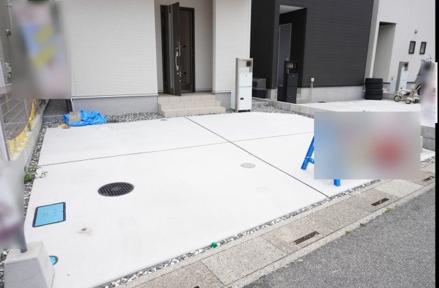 草加市谷塚上町 新築分譲住宅 全4棟 3号棟の駐車場