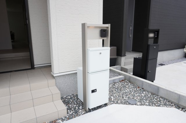 草加市谷塚上町 新築分譲住宅 全4棟 3号棟の設備|インターホン機能・宅配BOX付き門柱