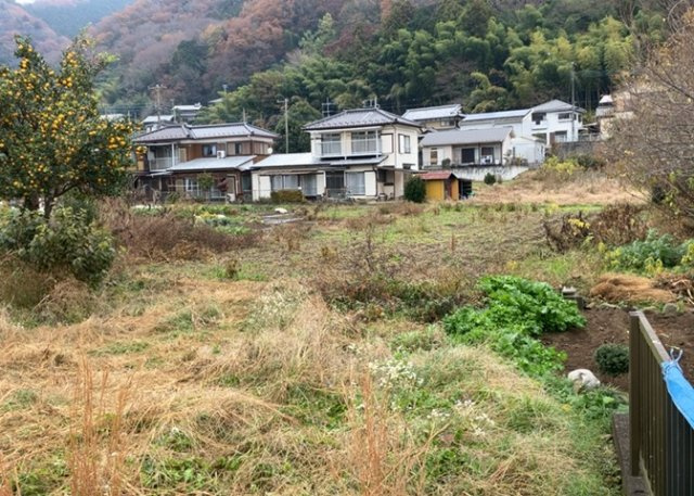 【外観】 | 家を建てる場合、方位は要チェックです。現実的に日当たりのよい家ならばリビングは南側、建築基準法でも北側に当たる家への配慮は求められています。土地を見学に行く際は、方位磁針を持って行くようにしましょう。