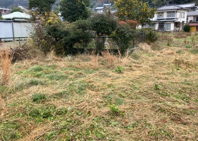 【外観】 | 土地を買う際、住む地域の自治体や福祉の補助制度にも注目してみましょう。子供や老人の医療補助やゴミ出しのルールなど、自治体によってルールに大きな違いがあるため、暮らしやすい土地で判断するとよいでしょう。