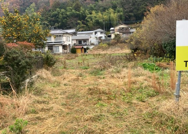 【外観】 | 隣家の土地はどうなっているのか、生活利便施設が近くにあるのか、学校まで近いかなど、お客様のライフスタイルにあわせたイメージが重要です。また、近くにあると困る施設が近くにないかも確認するといいでしょう。