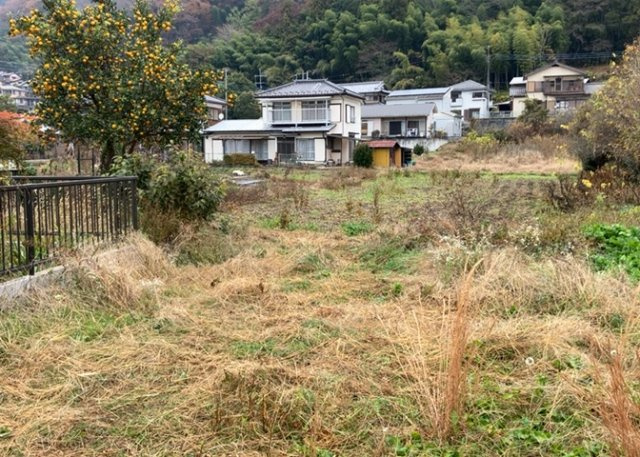 【外観】 | 土地購入を検討されている場合、境界杭がない状態で購入してしまうと境界確定測量をする必要があり、費用がかかります。購入の前に、売主、隣土地所有者立ち合いのもと境界を確定し境界杭を設置するのがベストです。