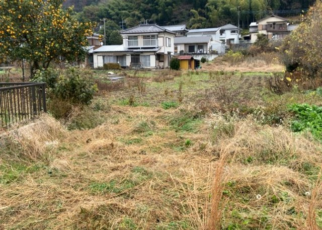 【外観】 | 家を建てる前提で土地を探している場合、地盤の丈夫さは譲れない条件の一つです。地盤が脆弱だと追加工事が必要となります。また、過去に地盤沈下や液状化現象を起こした土地は、できるだけ避けた方がいいでしょう。
