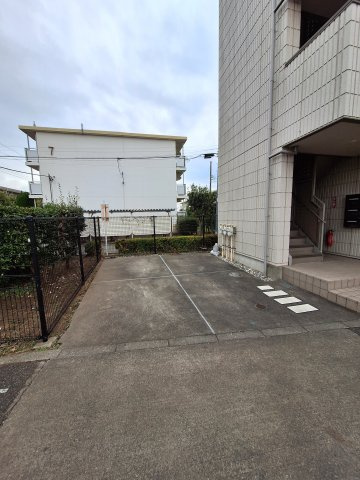 北原町ヘーベルメゾンの駐車場