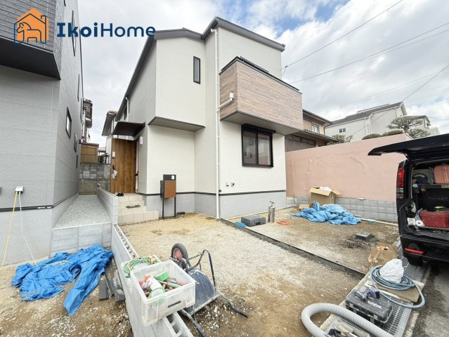 明石市松が丘1丁目　2号棟　新築戸建の駐車場|【ホームページに現地動画掲載中】●年中無休：当日予約可●駐車スペース２台可能！前面道路広々！