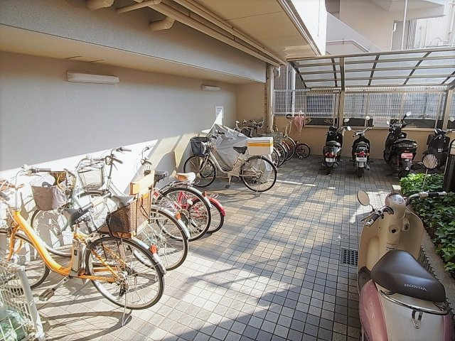 ワコーレアベニュー兵庫のその他共用部分|敷地内の駐輪スペース整頓されています