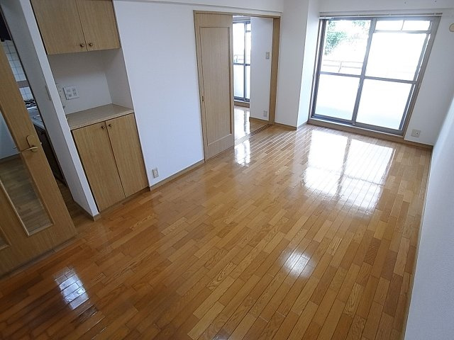 ワコーレアベニュー兵庫の居間・リビング|南向きのリビングで日当たり良好