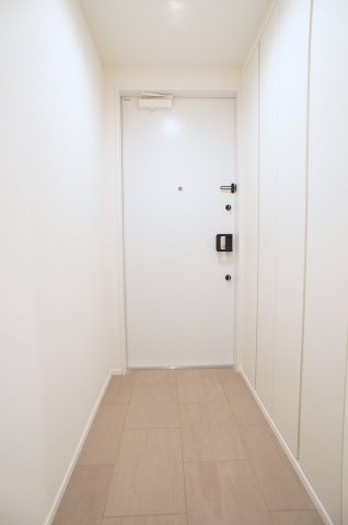 プライムメゾン入谷の玄関