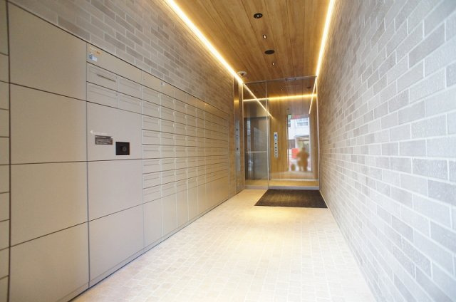 プライムメゾン入谷のエントランス|風除室