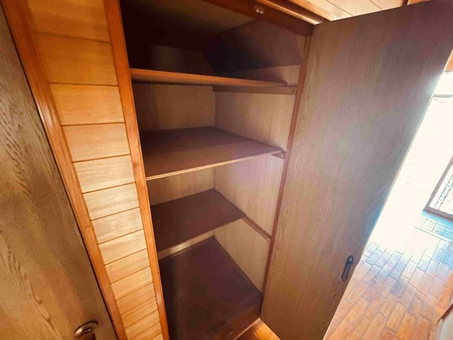 柏市しいの木台　中古の収納|階段下収納