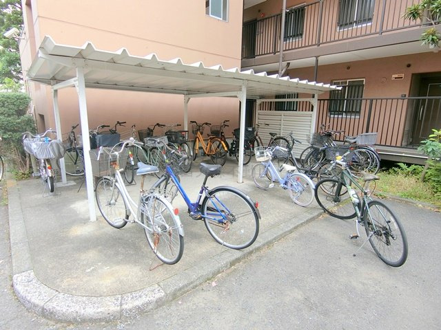 南六郷ハイツのその他共用部分|屋根付きの駐輪場