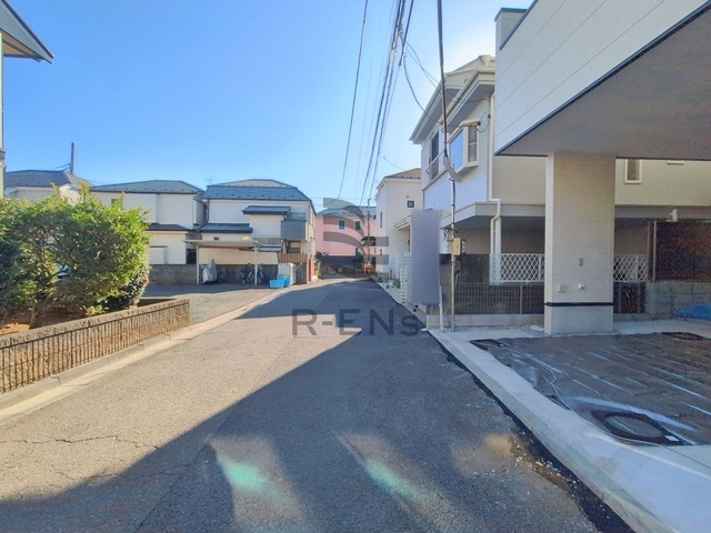 【前面道路含む現地写真】 | 西東京市泉町５丁目　新築戸建て | 高く青い空を感じて暮らす街並みの一角、静かな暮らしを送れます