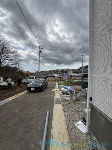秦野市室町第2　新築戸建　全2棟1号棟の前面道路含む現地写真