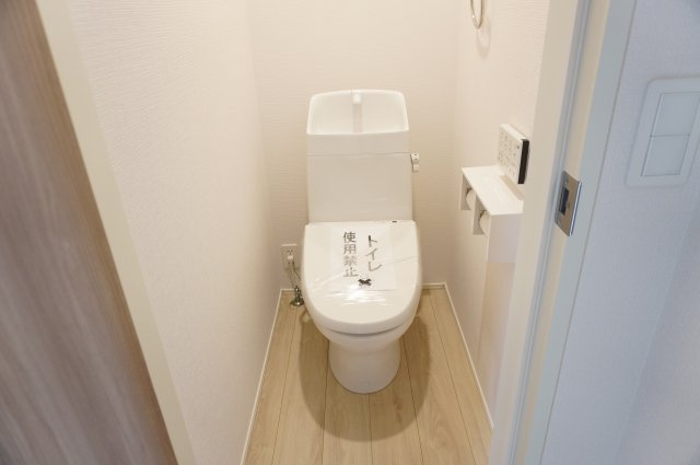 草加市青柳4丁目 新築分譲住宅のトイレ|2階
