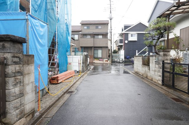 草加市青柳4丁目 新築分譲住宅の前面道路含む現地写真