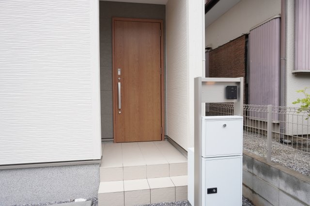 草加市青柳4丁目 新築分譲住宅の玄関