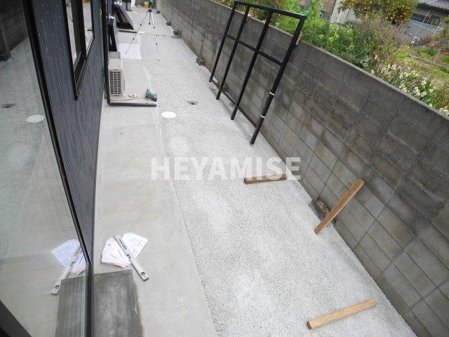 brown chessの庭|※建築中の画像(隣との間に仕切りがあります)