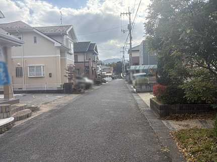 東広島市黒瀬桜が丘１丁目　中古一戸建ての前面道路含む現地写真