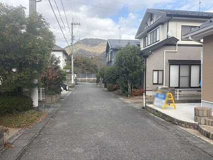 東広島市黒瀬桜が丘１丁目　中古一戸建ての前面道路含む現地写真