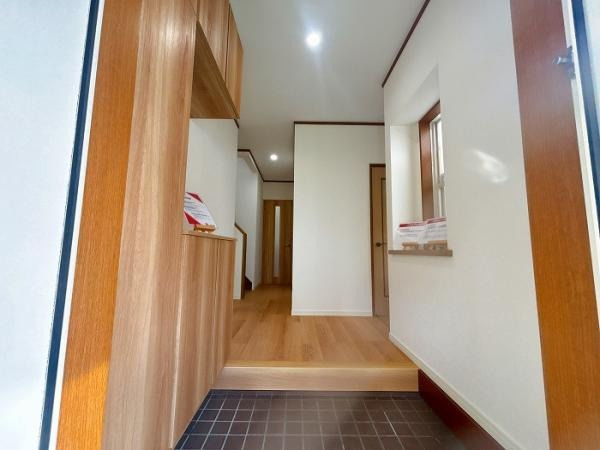 東広島市黒瀬桜が丘１丁目　中古一戸建ての玄関