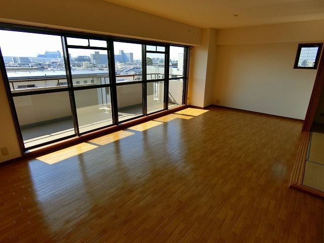 レジェンダリー小松の居間・リビング