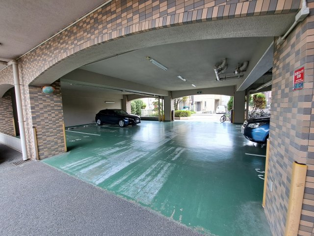 レジェンダリー小松の駐車場