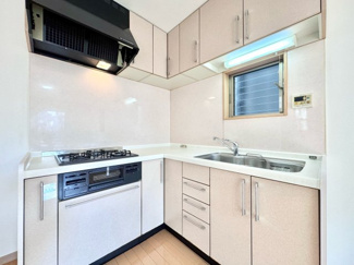 【キッチン】 | 伏見区醍醐御霊ケ下町　中古戸建 | キッチンは壁付けタイプのL字キッチンで、リビングを広く使用できます。