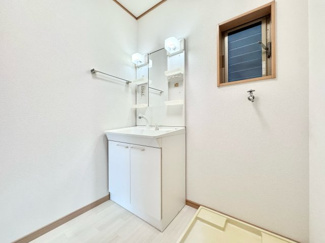 【洗面所】 | 伏見区醍醐御霊ケ下町　中古戸建 | 収納ラック付きですので、歯ブラシなどの小物の整理もラクラク。水回りをスッキリと保てます。