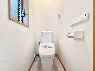 【トイレ】 | 伏見区醍醐御霊ケ下町　中古戸建 | 【1階トイレ】
温水洗浄機能、暖房便座付きで寒い時期も安心です。