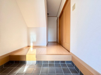 【玄関】 | 伏見区醍醐御霊ケ下町　中古戸建 | 一度、実際にご覧になってみませんか？暮らしやすい周辺環境も含め、スタッフがご案内いたします。