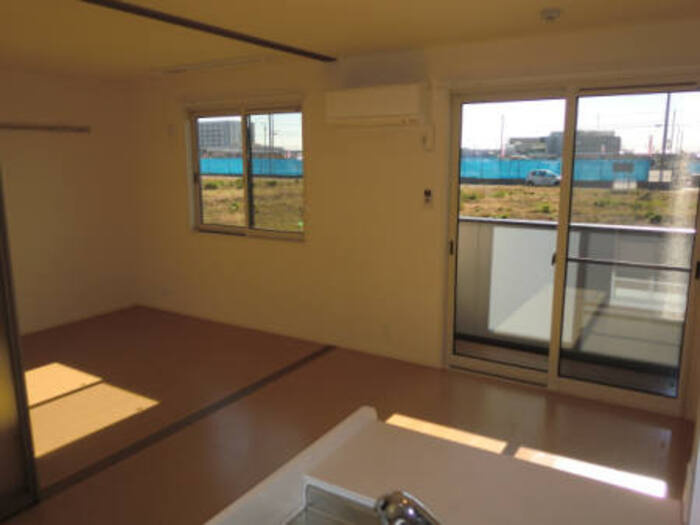 フェリーチェ Aの居間・リビング|リビング全景