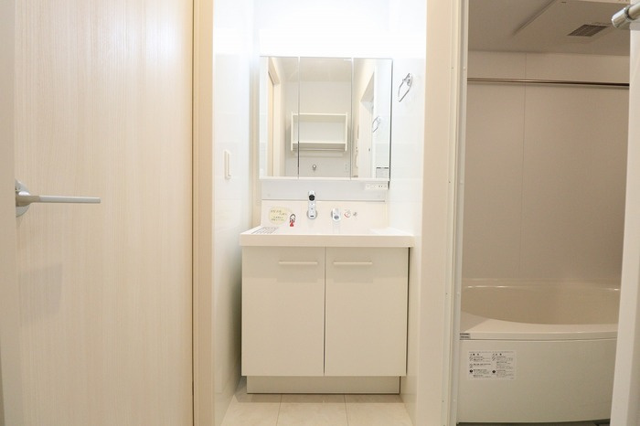 ゼピュロスみどりの C棟の独立洗面台|三面鏡付き洗面化粧台