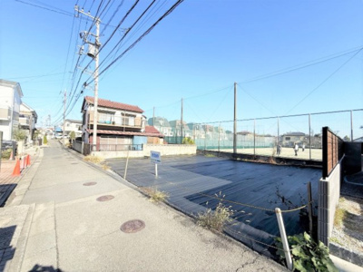 【周辺】 | 【仲介手数料１８０万円が無料！！】■正味１５０平米の土地■お好きなハウスメーカーで建築可能 | 【お得な諸費用サービスキャンペーン中！】
詳細は「物件概要」の「諸費用」欄をご確認下さい！
■隣地はテニスコートなので陽当り開放感が抜群
■正味１５０平米の土地
■建物１２０平米の参考プランあり