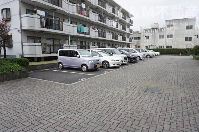 ジュネ向山二番館の駐車場|カースペースがあります