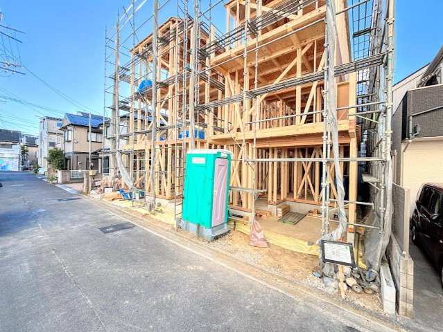 栄区桂町　新築戸建ての外観|◆堂々たる趣ながら、主張し過ぎずどこか余裕を感じさせるシャープなフォルムで佇む邸宅は、晴天の空と照らし合わせる事で、本来あるべき完成形の姿を見せてくれます。
