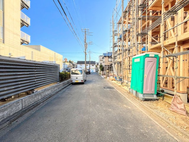 栄区桂町　新築戸建ての前面道路含む現地写真|◆前面道路も幅員があり車の運転も安心！前面道路は閑静な住宅地。車通りの少ない道路です。お子様にも安心です。
