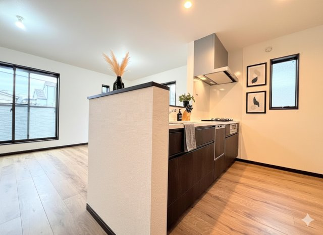 栄区桂町　新築戸建てのその他|［モデルハウス］◆デザイン性と機能性を兼ね備えたキッチンです。リビングスペースとの一体感が生まれ、広々空間を演出してくれます。
