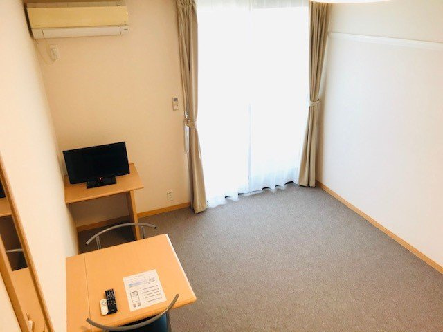 レオパレスルーチェ４の居間・リビング