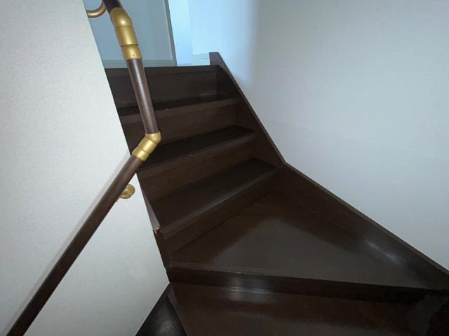 ブレス・コートの内装|階段