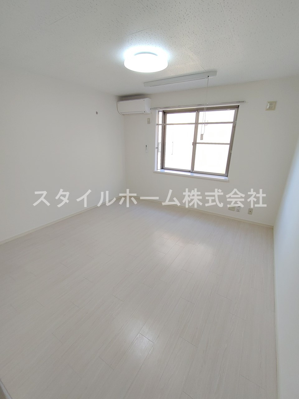 ミューズイン平尾の居間・リビング|同建物内別部屋の写真です。