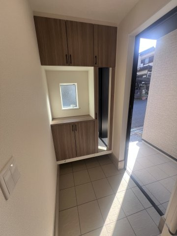 寝屋川市太秦東が丘新築戸建ての玄関|左の扉をあけると......