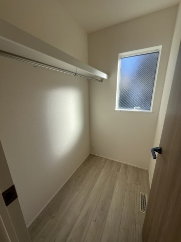 寝屋川市太秦東が丘新築戸建ての洋室|小上がり仕様の和室！
来客用やお子さまの遊び場としても便利
黒いアクセントクロスで落ち着いた印象
