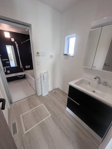 寝屋川市太秦東が丘新築戸建ての洗面所|対面キッチンで家族との会話が自然に生まれる