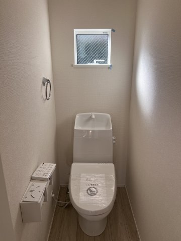 寝屋川市太秦東が丘新築戸建てのトイレ|洗面台右側の扉は......