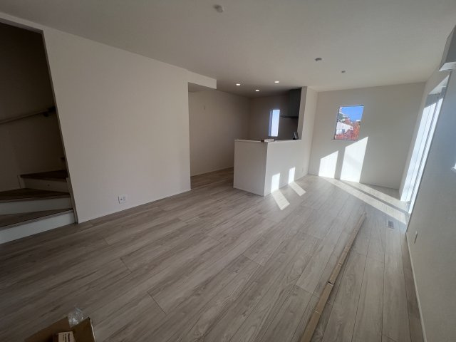 寝屋川市太秦東が丘新築戸建ての居間・リビング|【間接照明とナチュラルな床で落ち着く空間】