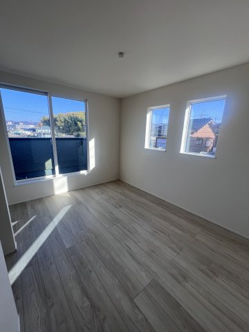 寝屋川市太秦東が丘新築戸建ての洋室|お客さまのおもてなしにもピッタリ。ちょっと横になったり、お子さまの遊び場にしたり、使い方いろいろ♪毎日の暮らしに寄り添う、ほっとできる空間です。