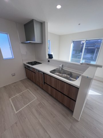 寝屋川市太秦東が丘新築戸建てのキッチン|家事をしていてもお子様の勉強を見守れます