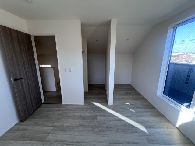 寝屋川市太秦東が丘新築戸建ての洋室|食洗機付きで家事負担を軽減
フラットなカウンターと一体型シンクでお手入れ簡単
スタイリッシュなグレーの扉材が高級感を演出