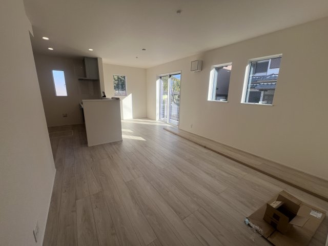 寝屋川市太秦東が丘新築戸建てのダイニング|リビングを見渡せる対面キッチンは、料理中も家族との会話が楽しめる人気の間取り。お子様の様子を見守りながら調理ができて安心です。